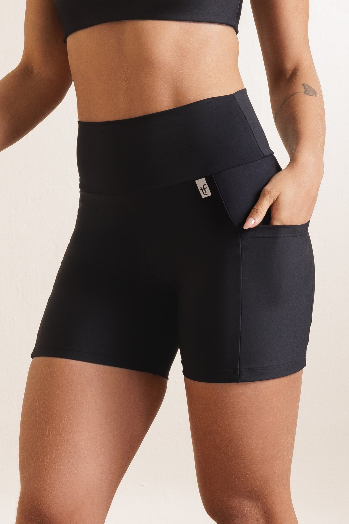 Short Básico com Bolsos Action