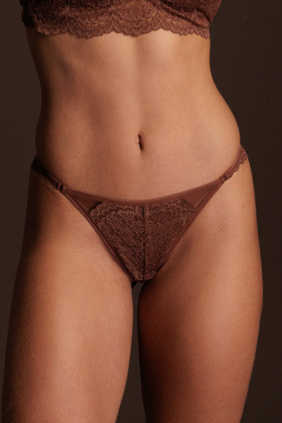 Calcinha Fio Dental com Renda no Bumbum Poésie